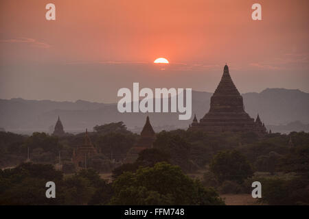 Sonnenuntergang über dem Tempel von Bagan, Myanmar Stockfoto