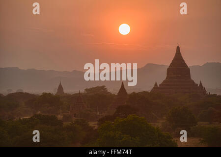 Sonnenuntergang über dem Tempel von Bagan, Myanmar Stockfoto