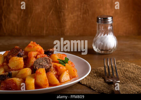 Platte mit erfahrenen Bratkartoffeln und Würstchen Stockfoto