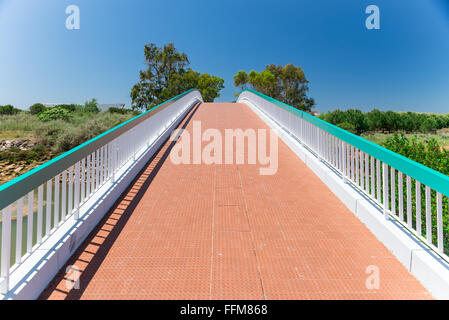 Fußgängerbrücke in Wolf-Tal (Vale Do Lobo), Algarve, Portugal Stockfoto