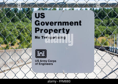 Keine Trespassing Spur auf dem North Fork Toutle RIver Sediment Retention Damm.  Toutle, Washington Stockfoto