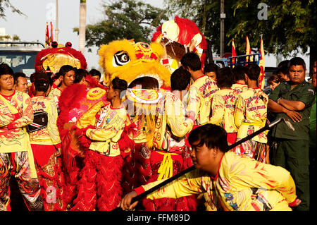 Phnom Penh feiert "Jahr des Affen" w / Lion Tanz in das chinesische Neujahrsfest. Kredit: Kraig Lieb Stockfoto