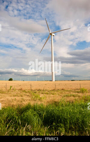 Windkraftanlagen, Windmühle, Wind betriebene Stromerzeuger in den mittleren Westen der USA Stockfoto