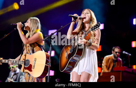 Musikalisches Duo Maddie & Tae erklingt in der CMA-Fest in Nashville Tennessee Stockfoto