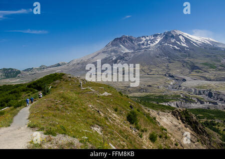 Touristischen Besucher Mount St. Helens vom Johnston Ridge Observatory Stockfoto