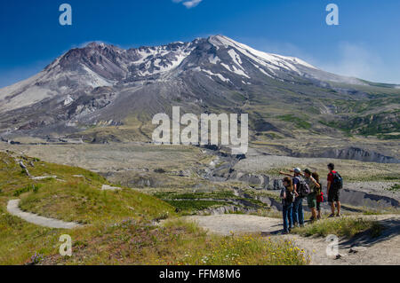 Touristischen Besucher Mount St. Helens vom Johnston Ridge Observatory Stockfoto