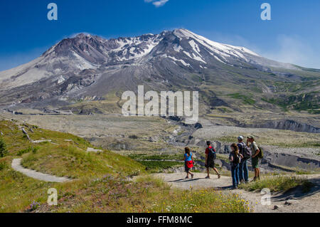 Touristischen Besucher Mount St. Helens vom Johnston Ridge Observatory Stockfoto