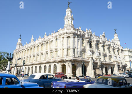 La Habana, Cuba - 7. Januar 2016: Menschen fahren farbige amerikanische Oldtimer auf der Straße vor dem galizischen Palast auf Stockfoto