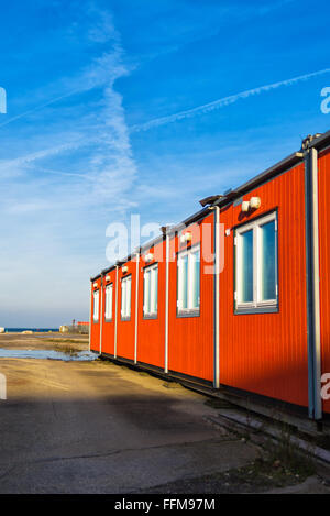 Konventionelle Versandbehälter Gehäuse an einem sonnigen Tag Stockfoto
