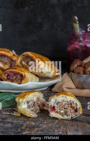 Hausgemachte Wurst Brötchen mit Kastanien, Cranberry-Sauce und Salbei Stockfoto