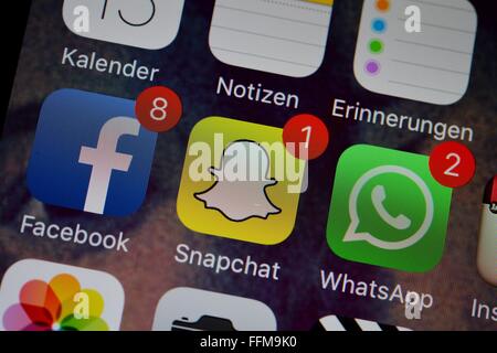 Die Logos der Apps Facebook, Snapchat und Whats App sind auf dem Display eines iPhone, Deutschland, Stadt Osterode, 15. Februar 2016. Foto: Frank Mai Stockfoto