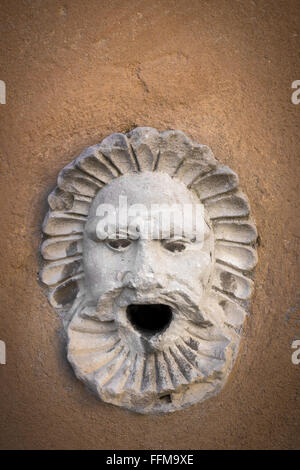 Antike Marmorskulptur Darstellung eines Kopfes mit offenem Mund. Stockfoto