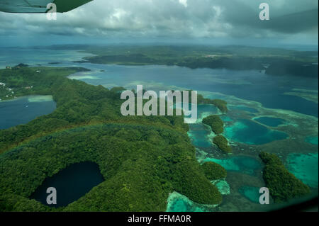 Luftaufnahme von Palau, Mikronesien, Ozeanien, Pazifik vom Himmel auf Flugzeug, Flugzeug, fliegen über das Meer, Natur, Landschaft, Reisen Stockfoto