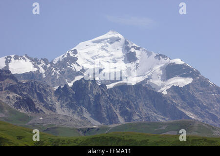 Tetnuldi, gesehen von einem Pass zwischen Adishi und Zhabeshi (Mulakhi), Mestia Ushguli Trek, obere Swanetien, Georgia Stockfoto