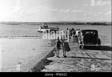 Menschen warten auf die Severn Königin an Bord der Fähre betrieben, die über den Fluss Severn zwischen Aust und Beachley sowohl in Gloucestershire, England vor der Severn-Brücke im Jahre 1966 eröffnet. Dieses Bild wurde in der Mitte 1950 aufgenommen. Stockfoto