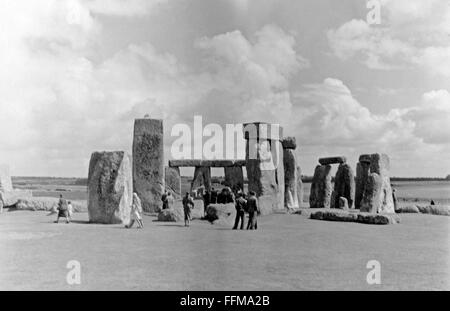 Besucher wandern rund um Stonehenge in England, Vereinigtes Königreich in der Mitte 50er Jahre. Stockfoto