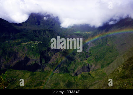 Regenbogen im Cirque de Mafate gesehen von Maido, Insel La Réunion, Frankreich Stockfoto