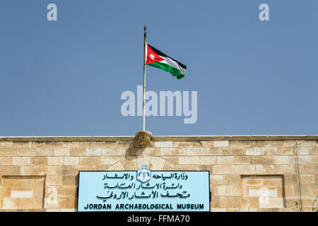 Die jordanische Flagge und das Zeichen für das Jordan archäologische Museum auf der Zitadelle, Amman, Haschemitischen Königreich Jordanien, Mitte Stockfoto