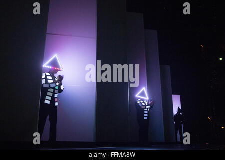 Hamburg, Deutschland. 15. Februar 2016. Mitglieder der Hamburger Gruppe Deichkind ausführen auf der Bühne bei einem Konzert ihrer 'Niveau Weshalb Warum'-Tour in der Barclaycard Arena in Hamburg, Deutschland, 15. Februar 2016. Foto: CHRISTIAN CHARISIUS/Dpa/Alamy Live News Stockfoto