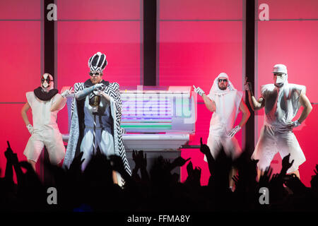 Hamburg, Deutschland. 15. Februar 2016. Mitglieder der Hamburger Gruppe Deichkind ausführen auf der Bühne bei einem Konzert ihrer 'Niveau Weshalb Warum'-Tour in der Barclaycard Arena in Hamburg, Deutschland, 15. Februar 2016. Foto: CHRISTIAN CHARISIUS/Dpa/Alamy Live News Stockfoto