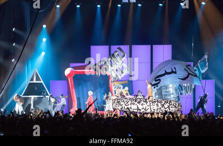 Hamburg, Deutschland. 15. Februar 2016. Mitglieder der Hamburger Gruppe Deichkind ausführen auf der Bühne bei einem Konzert ihrer 'Niveau Weshalb Warum'-Tour in der Barclaycard Arena in Hamburg, Deutschland, 15. Februar 2016. Foto: CHRISTIAN CHARISIUS/Dpa/Alamy Live News Stockfoto