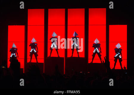 Hamburg, Deutschland. 15. Februar 2016. Mitglieder der Hamburger Gruppe Deichkind ausführen auf der Bühne bei einem Konzert ihrer 'Niveau Weshalb Warum'-Tour in der Barclaycard Arena in Hamburg, Deutschland, 15. Februar 2016. Foto: CHRISTIAN CHARISIUS/Dpa/Alamy Live News Stockfoto