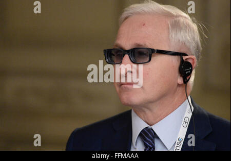 München, Deutschland. 13. Februar 2016. Alexander Shokhin, Präsident des russischen Verbandes der industriellen und Unternehmer, besucht ein Frühstück des deutschen Komitees zu den östlichen europäischen Wirtschaftsbeziehungen auf der 52. Münchner Sicherheitskonferenz in München, 13. Februar 2016. Foto: ANDREAS GEBERT/Dpa/Alamy Live-Nachrichten Stockfoto