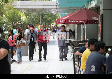 Cebu IT Park, Cebu City, Philippinen, 16/02/2016.The, Wachstum der Callcenter Branche innerhalb der Philippinen sorgt für ein stetigen Strom von Jobs für lokale Filipinos.A besonderer Vorteil ist ihre Fähigkeit kontinuierlichem, fließend English.Other Job Sektoren zu sprechen, wie & Getränk, Einzelhandel, Bau, Wartung & Lebensmitteltransport haben beträchtliches Wachstum zur Unterstützung der Call-Center gesehen. Stockfoto