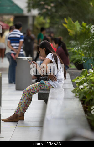 Cebu IT Park, Cebu City, Philippinen, 16/02/2016.The, Wachstum der Callcenter Branche innerhalb der Philippinen sorgt für ein stetigen Strom von Jobs für lokale Filipinos.A besonderer Vorteil ist ihre Fähigkeit kontinuierlichem, fließend English.Other Job Sektoren zu sprechen, wie & Getränk, Einzelhandel, Bau, Wartung & Lebensmitteltransport haben beträchtliches Wachstum zur Unterstützung der Call-Center gesehen. Stockfoto