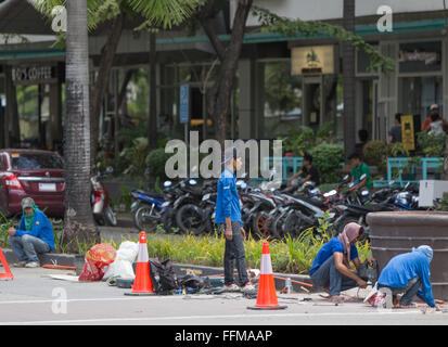 Cebu IT Park, Cebu City, Philippinen, 16/02/2016.The, Wachstum der Callcenter Branche innerhalb der Philippinen sorgt für ein stetigen Strom von Jobs für lokale Filipinos.A besonderer Vorteil ist ihre Fähigkeit kontinuierlichem, fließend English.Other Job Sektoren zu sprechen, wie & Getränk, Einzelhandel, Bau, Wartung & Lebensmitteltransport haben beträchtliches Wachstum zur Unterstützung der Call-Center gesehen. Stockfoto