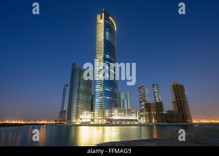 Nachtansicht der modernen Wolkenkratzer im Bau im neuen Geschäftsviertel genannt Stadt der Lichter auf Al Reem Island in Abu Dha Stockfoto