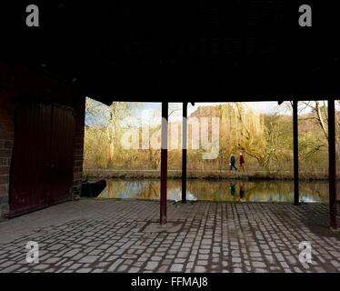 Ein paar wenige Cromford Kanal entlang an einem kalten, sonnigen Frühlingstag. Derbyshire England UK Stockfoto