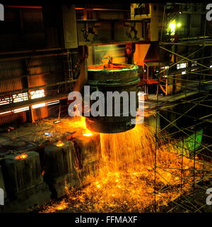 Geschmolzener Stahl-Ingot-Zug Port Talbot Steel Works South Wales UK mit Figur