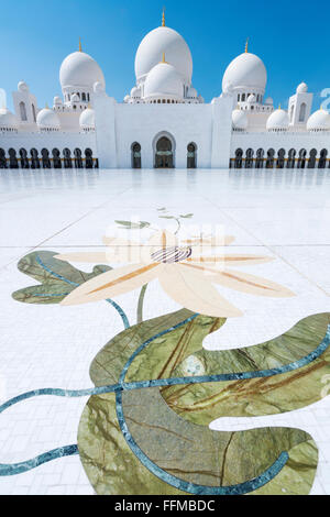 Hof der Sheikh Zayed Grand Moschee in Abu Dhabi, Vereinigte Arabische Emirate Stockfoto