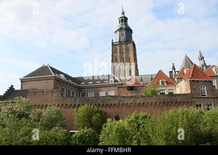 Stadtmauer und Turm der Sint Walburgiskerk (St. Walburga Kirche) in Gelderland (Provinz Seeland), Zutphen, Niederlande Stockfoto