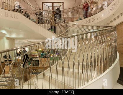 Wendeltreppe in der Food Hall bei Fortnum and Mason, Piccadilly, London, England, UK. Stockfoto