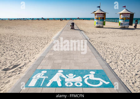 Behindertengerechte Rampe auf öffentlichen Badestrand in Dubai Vereinigte Arabische Emirate Stockfoto