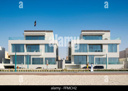 Moderne Luxus-Villen mit Blick auf den Strand in Dubai Vereinigte Arabische Emirate Stockfoto