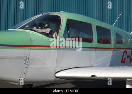 Piper Pa-28 Cherokee Krieger einmotorige Leichtflugzeug für allgemeine Luftfahrt Flug Training UK verwendeten Art Stockfoto