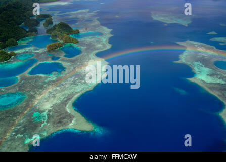 Luftaufnahme von Palau, Mikronesien, Ozeanien, Pazifik vom Himmel auf Flugzeug, Flugzeug fliegen über Meer, Natur, Landschaft, Regenbogen Stockfoto