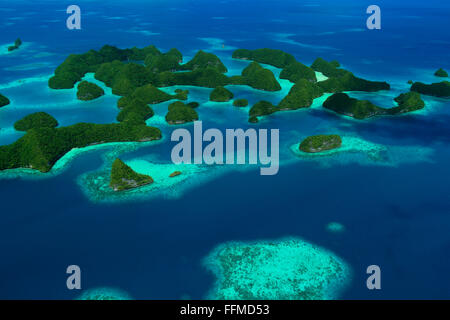 Luftaufnahme der Rock Islands, Palau, Mikronesien, Ozeanien, Pazifik. UNESCO-Weltkulturerbe von Himmel auf Flugzeug gesehen Stockfoto