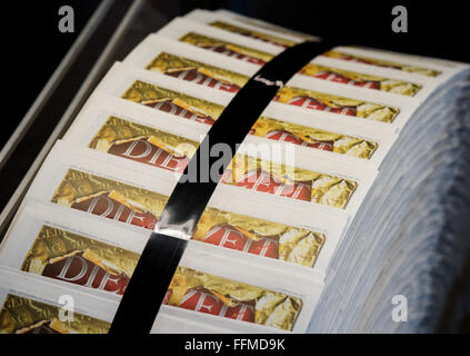 Ahrensburg, Deutschland. 12. Februar 2016. Jubiläums-Edition von der Wochenzeitung "Die Zeit" in der Druckerei des Axel-Springer-Verlags in Ahrensburg, Deutschland, 12. Februar 2016 gedruckt wird. vor 70 Jahren, erschien die erste Ausgabe von "Die Zeit". Foto: Daniel Bockwoldt/Dpa/Alamy Live News Stockfoto