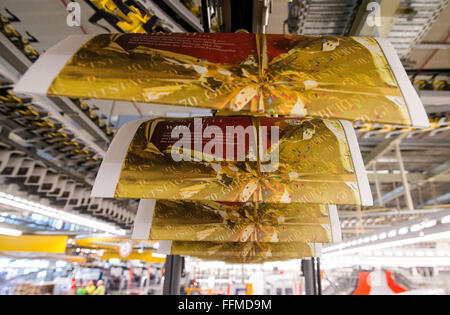 Ahrensburg, Deutschland. 12. Februar 2016. Jubiläums-Edition von der Wochenzeitung "Die Zeit" in der Druckerei des Axel-Springer-Verlags in Ahrensburg, Deutschland, 12. Februar 2016 gedruckt wird. vor 70 Jahren, erschien die erste Ausgabe von "Die Zeit". Foto: Daniel Bockwoldt/Dpa/Alamy Live News Stockfoto