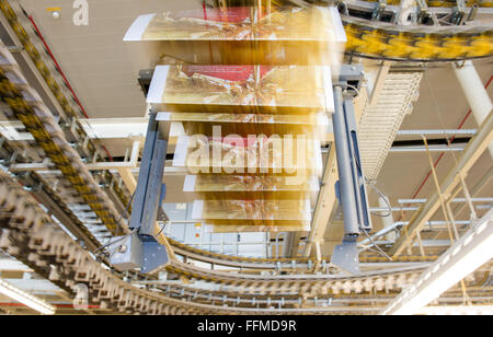 Ahrensburg, Deutschland. 12. Februar 2016. Jubiläums-Edition von der Wochenzeitung "Die Zeit" in der Druckerei des Axel-Springer-Verlags in Ahrensburg, Deutschland, 12. Februar 2016 gedruckt wird. vor 70 Jahren, erschien die erste Ausgabe von "Die Zeit". Foto: Daniel Bockwoldt/Dpa/Alamy Live News Stockfoto