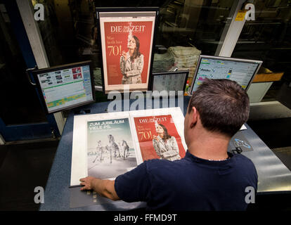 Ahrensburg, Deutschland. 12. Februar 2016. Überprüfung der Jubiläumsausgabe von der Wochenzeitung "Die Zeit" in der Druckerei des Axel Springer Verlages in Ahrensburg, Deutschland, 12. Februar 2016 Assistent. vor 70 Jahren, erschien die erste Ausgabe von "Die Zeit". Foto: Daniel Bockwoldt/Dpa/Alamy Live News Stockfoto