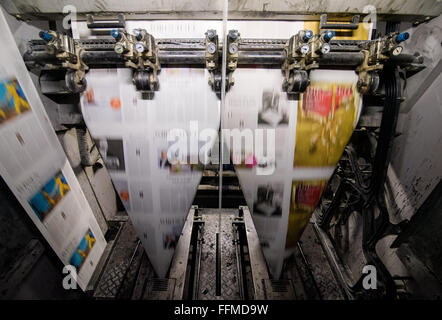 Ahrensburg, Deutschland. 12. Februar 2016. Jubiläums-Edition von der Wochenzeitung "Die Zeit" in der Druckerei des Axel-Springer-Verlags in Ahrensburg, Deutschland, 12. Februar 2016 gedruckt wird. vor 70 Jahren, erschien die erste Ausgabe von "Die Zeit". Foto: Daniel Bockwoldt/Dpa/Alamy Live News Stockfoto