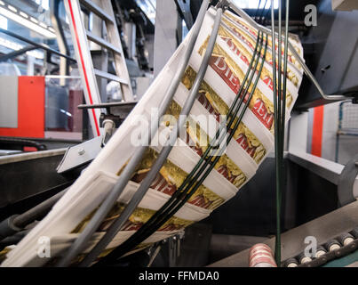 Ahrensburg, Deutschland. 12. Februar 2016. Jubiläums-Edition von der Wochenzeitung "Die Zeit" in der Druckerei des Axel-Springer-Verlags in Ahrensburg, Deutschland, 12. Februar 2016 gedruckt wird. vor 70 Jahren, erschien die erste Ausgabe von "Die Zeit". Foto: Daniel Bockwoldt/Dpa/Alamy Live News Stockfoto