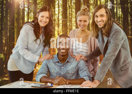 Zusammengesetztes Bild Porträt des Lächelns Business-Team legte Hände auf die Schulter des Mannes an der Rezeption