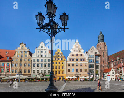 Polen, Niederschlesien, Wroclaw (Breslau), Patrizierhäuser am Breslauer Marktplatz Fußgängerzone und St. Elisabeth-Kirche Stockfoto