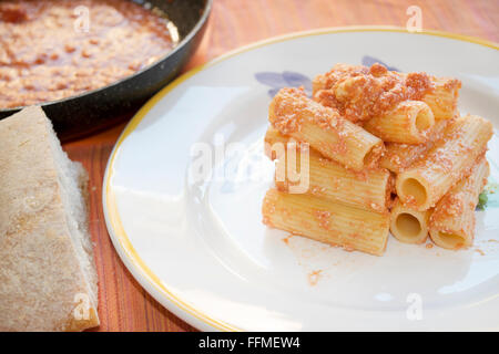 Rigatoni mit Tomaten-Sauce und Ricotta Käse Stockfoto